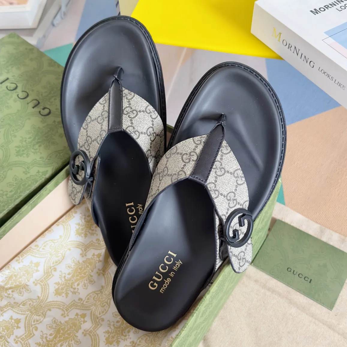 [G Home] Men's Men's Shoes💰:300💰Size:38-45 GUCC Gucci Original Order Quality 🆕2024Gucci Gucci Summer New Style Double G Presbyopia Flip-flops Cross Sandals Thick Sole Slippers Beach Shoes Original Purchase and Development Production G family's 2024 new summer dark horse items, fashion bloggers at home and abroad have put on the show, and it has become popular on social platforms at home and abroad. Fashionistas must pay for it, and they spend a lot of money to create ingenious craftsmanship and accurately restore every detail. Exquisite packaging at the delivery counter🛍📦 ▪️ Fabric: Original imported double G presbyopic leather ▪️ Lining: Original imported leather ▪️ Sole: Original open molded T men's shoes 💰U outsole ▪️ Bottom thickness: 3CM